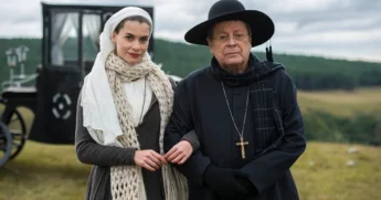 Lívia (Alinne Moraes) e Padre Luís (Carlos Vereza)/Globo