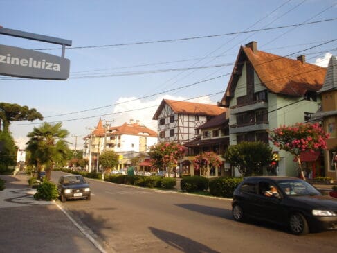A arquitetura típica europeia projeta as ruas organizadas e tranquilas de Nova Petrópolis, um refúgio seguro colado em Gramado. /Wikipédia