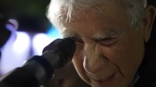 Com um telescópio criado a partir de canos, espelhos e peças militares, aposentado transforma praça em observatório a céu aberto na Argentina (Foto: Reprodução/Youtube)