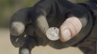 Achado feito por um garoto de 13 anos na Alemanha revelou moedas raras, joias vikings e uma ligação inesperada com a tecnologia Bluetooth (Foto: Reprodução/Youtube)