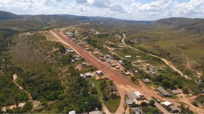Cidade próxima ao Monte Roraima reúne paisagens impressionantes, mas enfrenta obstáculos históricos em saúde, educação e infraestrutura (Foto: Reprodução/Youtube)