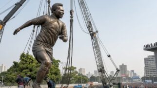 Ficou parecido com Pelé? Veja fotos da estátua gigante do Rei de quase 10 metros no México
