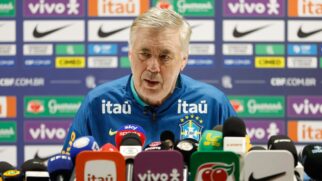 Carlo Ancelotti concede entrevista coletiva à frente de painel com logotipos de patrocinadores da CBF.