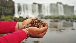 moedas retiradas do rio Iguaçu (Foto: Reprodução/Cataratas do Iguaçu)