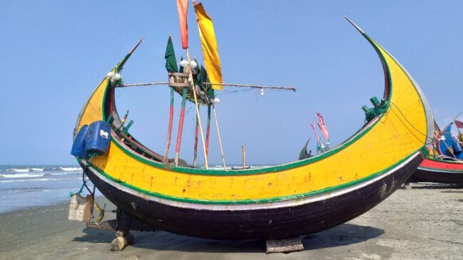 Com casco curvado como uma lua crescente, embarcação artesanal desafia ondas fortes e inspira soluções de navegação no mar aberto (Foto: Masum-al-Hasan Rocky/Wikimedia Commons)