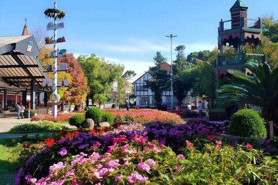 O famoso Labirinto Verde, localizado bem no coração da Praça das Flores, é um dos cartões-postais mais visitados e tradicionais da cidade. /Wikipédia