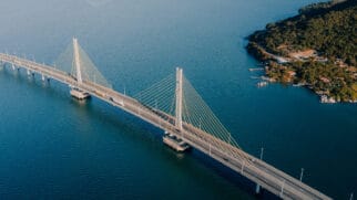 A imagem mostra a Ponte Anita Garibaldi