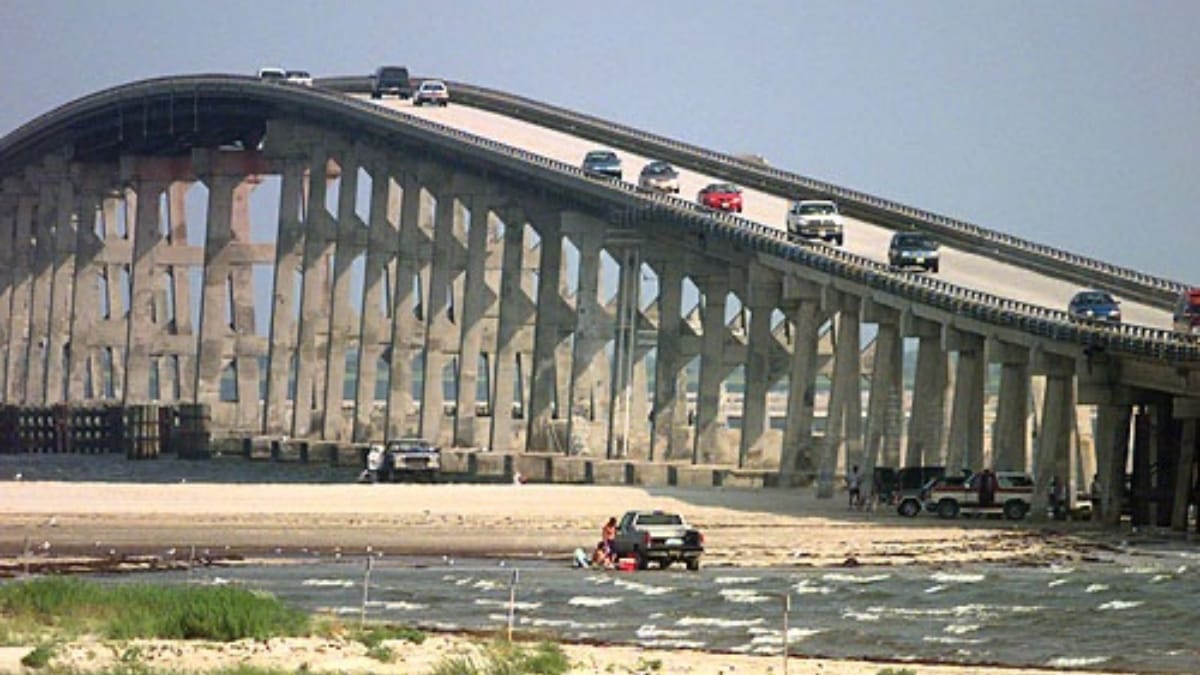 Ponte histórica de meio século afunda no oceano após demolição por uma boa causa - Galeria ponte demolida (4)