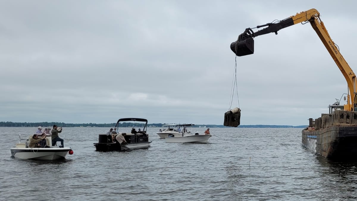 Ponte histórica de meio século afunda no oceano após demolição por uma boa causa - Galeria ponte demolida (4)