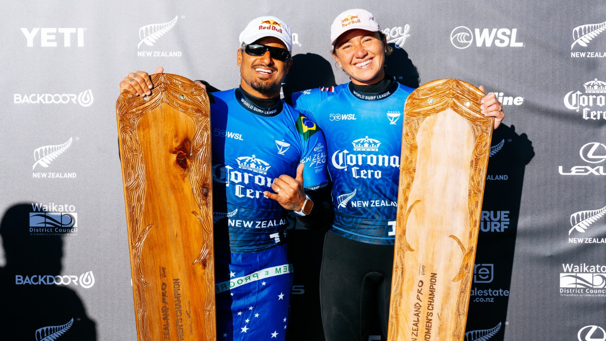 Por que Italo Ferreira e Carissa Moore receberam ‘tábuas de madeira’ como troféu na WSL?
