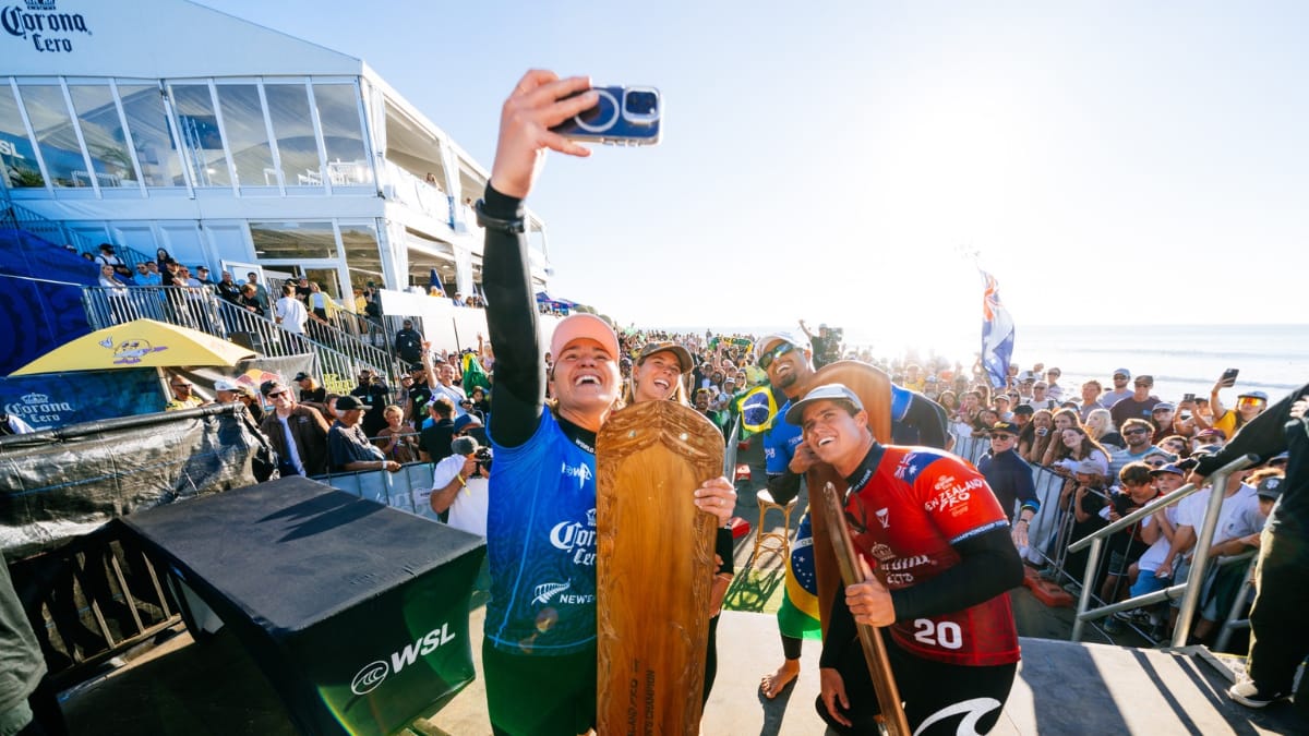 Por que Italo Ferreira e Carissa Moore receberam ‘tábuas de madeira’ como troféu na WSL?