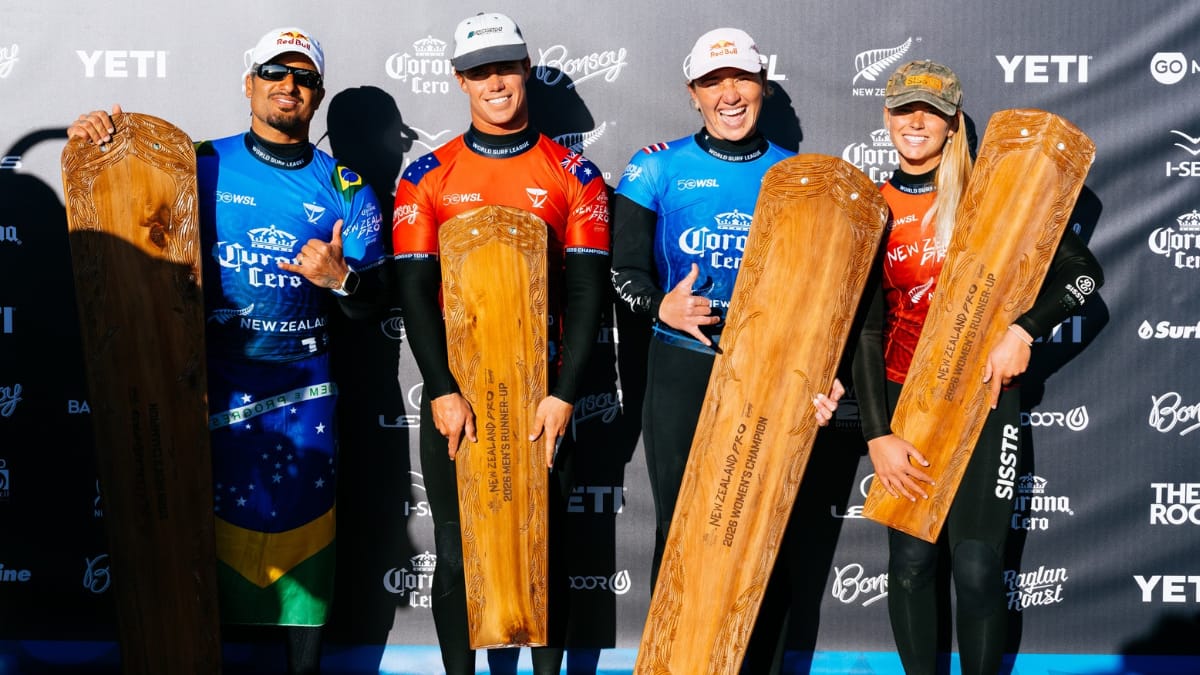 Por que Italo Ferreira e Carissa Moore receberam ‘tábuas de madeira’ como troféu na WSL?