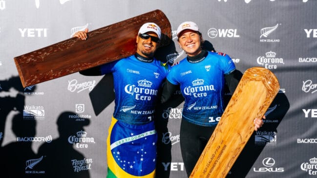 Por que Italo Ferreira e Carissa Moore receberam ‘tábuas de madeira’ como troféu na WSL?