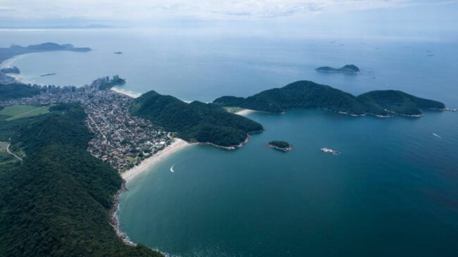 A imagem mostra uma visão de drone da praia do Tombo