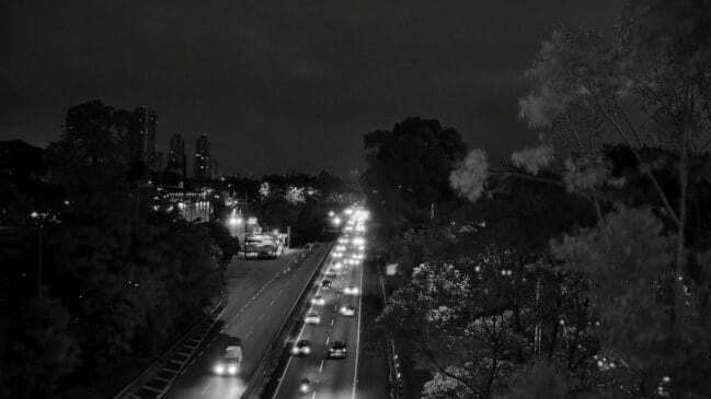 A imagem mostra as vias entre SP e o litoral paulista