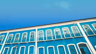 Unindo o charme de suas ladeiras históricas a uma efervescência cultural única, essa cativante capital à beira-mar preserva tesouros da era colonial e o título que celebra seu grandioso legado literário