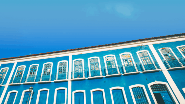 Unindo o charme de suas ladeiras históricas a uma efervescência cultural única, essa cativante capital à beira-mar preserva tesouros da era colonial e o título que celebra seu grandioso legado literário