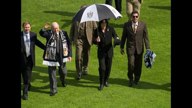 Michael Jackson na arquibancada de estádio