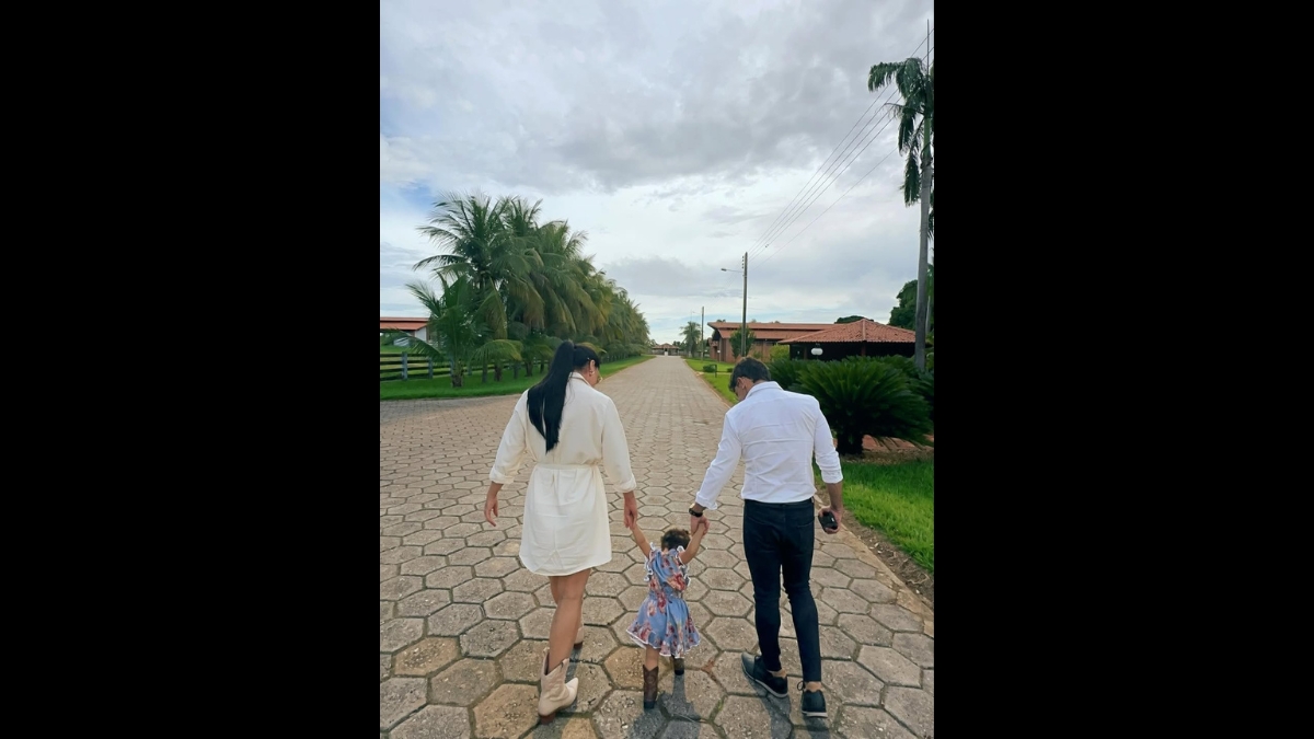 Zezé apresenta a fazenda 'É o AMor' a filha de apenas 1 ano, ao lado da esposa / Divulgação Instagram