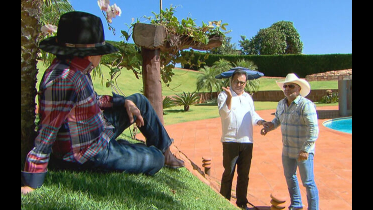 Dupla sertaneja apresenta a propriedade no programa 'Domingo Show'