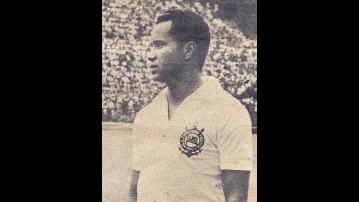Lateral-esquerdo campeão do mundo enquanto jogava pelo Corinthians: Ado
