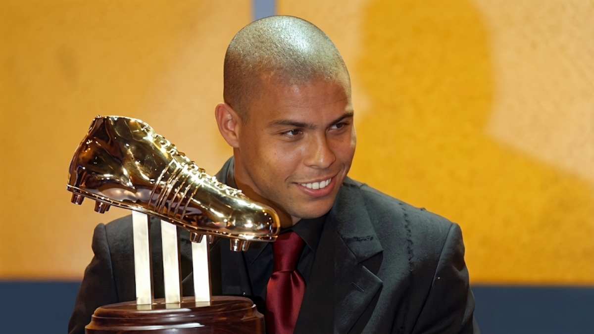 Ronaldo Fenômeno artilheiro em 2002 e craque do campeonato