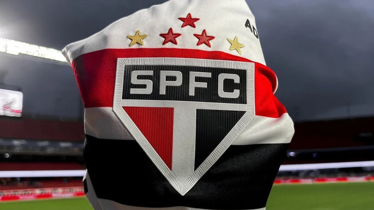 Arte de divulgação do jogo entre Always Ready e Mirassol pela Libertadores, com uma taça gigante ao fundo e dois jogadores vistos de costas observando o estádio.