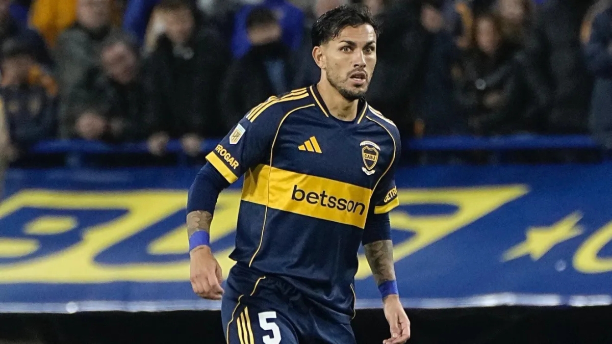 Jogador do Boca Juniors com o equipamento principal azul e amarelo, com expressão concentrada durante uma partida.