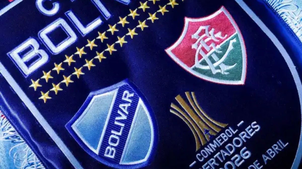 Bandeira com escudos de Bolívar e Fluminense ao lado do símbolo da Libertadores.