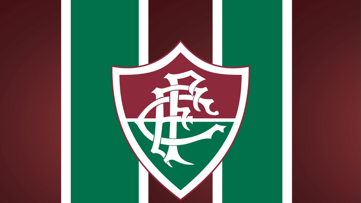 Escudo do Fluminense centralizado sobre fundo com listras verdes, grenás e brancas.