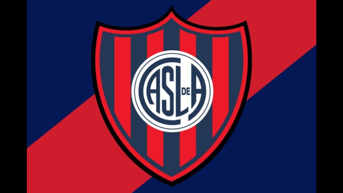 Escudo do San Lorenzo em vermelho e azul sobre fundo geométrico nas mesmas cores.