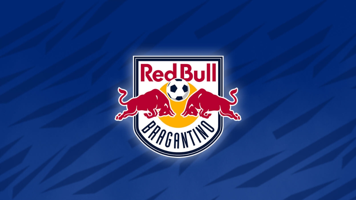 Escudo do Red Bull Bragantino centralizado sobre um fundo azul texturizado. O logo traz dois touros vermelhos se enfrentando com uma bola de futebol no centro.