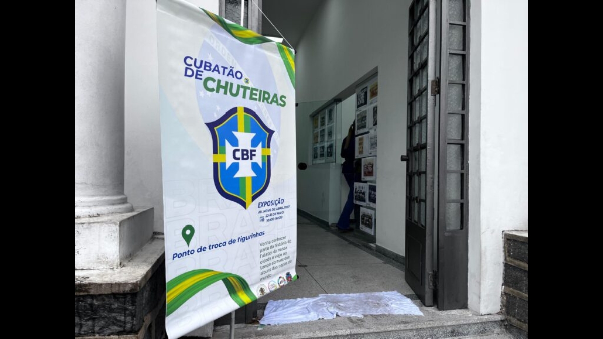 Banner da exposição na entrada da Biblioteca Central de Cubatão.