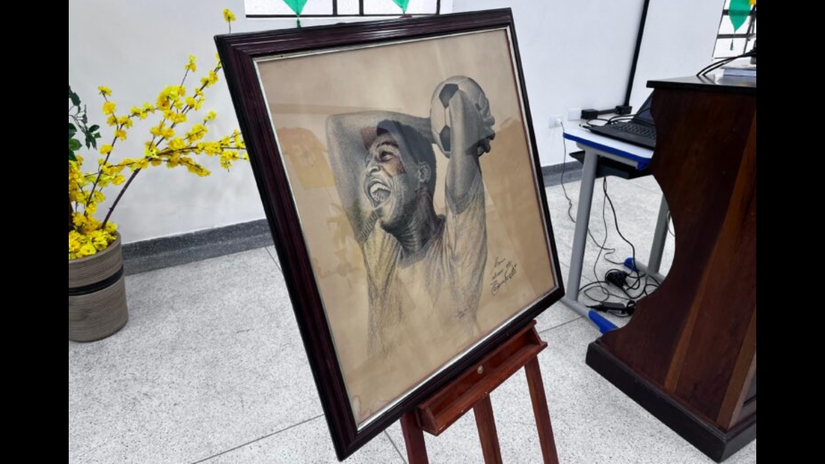 Quadro em um cavalete com desenho a lápis de Pelé.