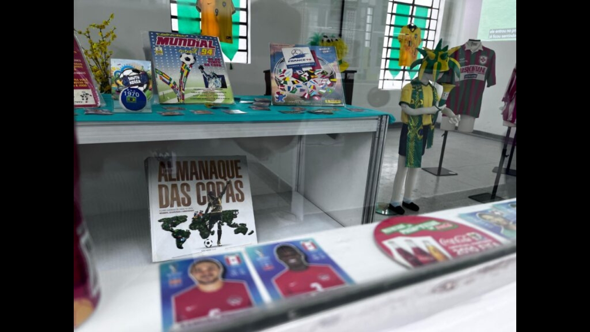 Vitrine com álbuns antigos e o livro Almanaque das Copas.