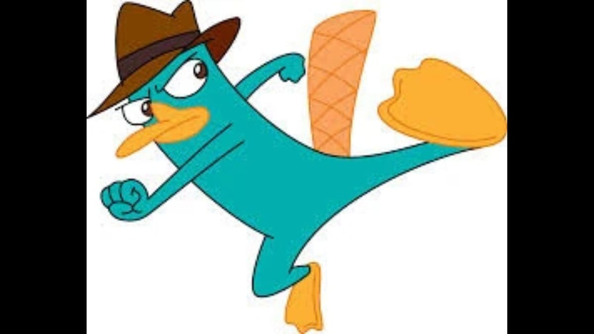 Desenho animado do personagem Perry, o Ornitorrinco, da série Phineas e Ferb, em uma pose de chute de artes marciais no ar.