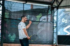 A imagem mostra um homem jogando tênis