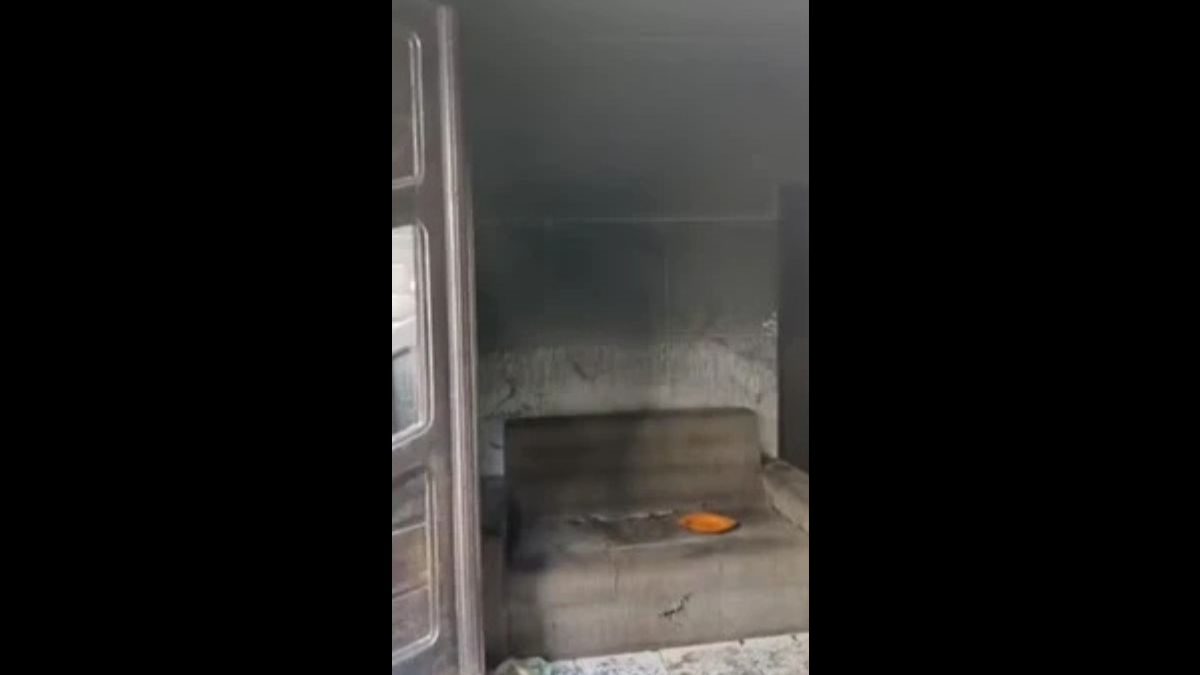 Sofá dentro da casa que foi incêndiada