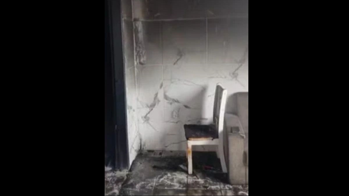 Cadeira queimada após incêndio em casa na Bahia
