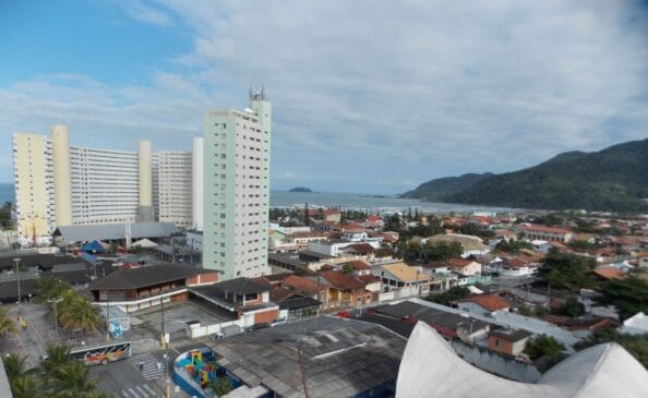  Parte do percurso passa por áreas próximas ao Costão e à Serra do Guaraú, regiões conhecidas pelas paisagens de Mata Atlântica e pela prática de atividades ao ar livre.