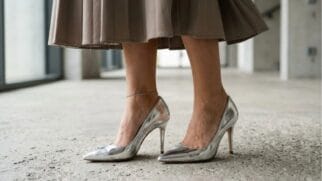 Diretamente do auge da cena Y2K, sapatos transparentes, scarpins de bico fino, sandálias de tiras e saltos metálicos estão de volta com força