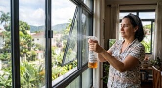 A receita aconselha adicionar cerveja, enxaguante bucal mentolado e sal grosso a um borrifador de 500 ml ou mais, com uma boa agitada antes de usar para distribuir o sal.