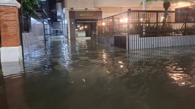 Ruas de Santos alagadas após fortes pancadas de chuva nos últimos dias