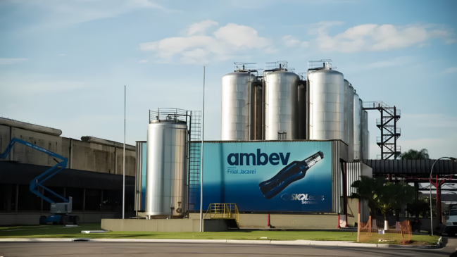 A foto mostra a fachada de uma unidade industrial da Ambev, em Jacareí