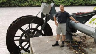 Solução inusitada com rolamentos de madeira permitiu que sistema hidrelétrico funcionasse sem falhas por mais de dois anos (Foto: Reprodução/Youtube)
