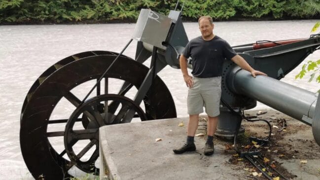 Solução inusitada com rolamentos de madeira permitiu que sistema hidrelétrico funcionasse sem falhas por mais de dois anos (Foto: Reprodução/Youtube)