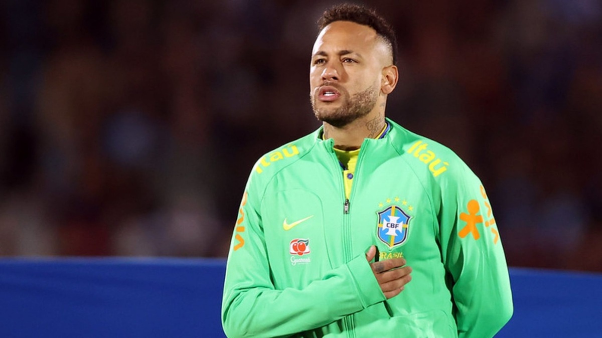 Neymar cantando hino nacional durante jogo da seleção