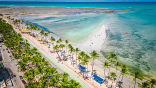 A imagem mostra uma vista aerea da cidade de Maceio