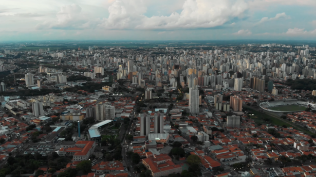 A imagem mostra a vista de um drone da cidade de Campinas