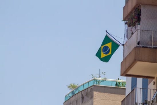 Bandeira do Brasil pendurada em sacada de prédio